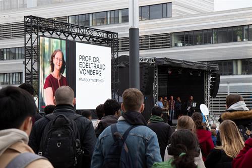 HSD-Präsidentin Prof. Dr. Edeltraud Vomberg eröffnete die Erstsemesterbegrüßung 2022.   